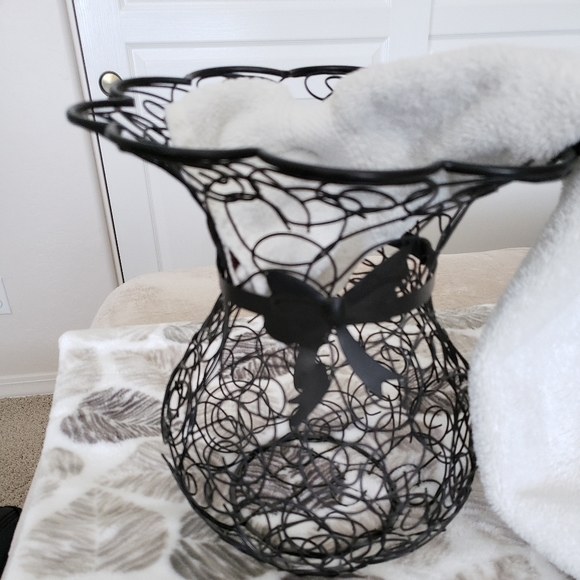 Other - Beautiful wire vase